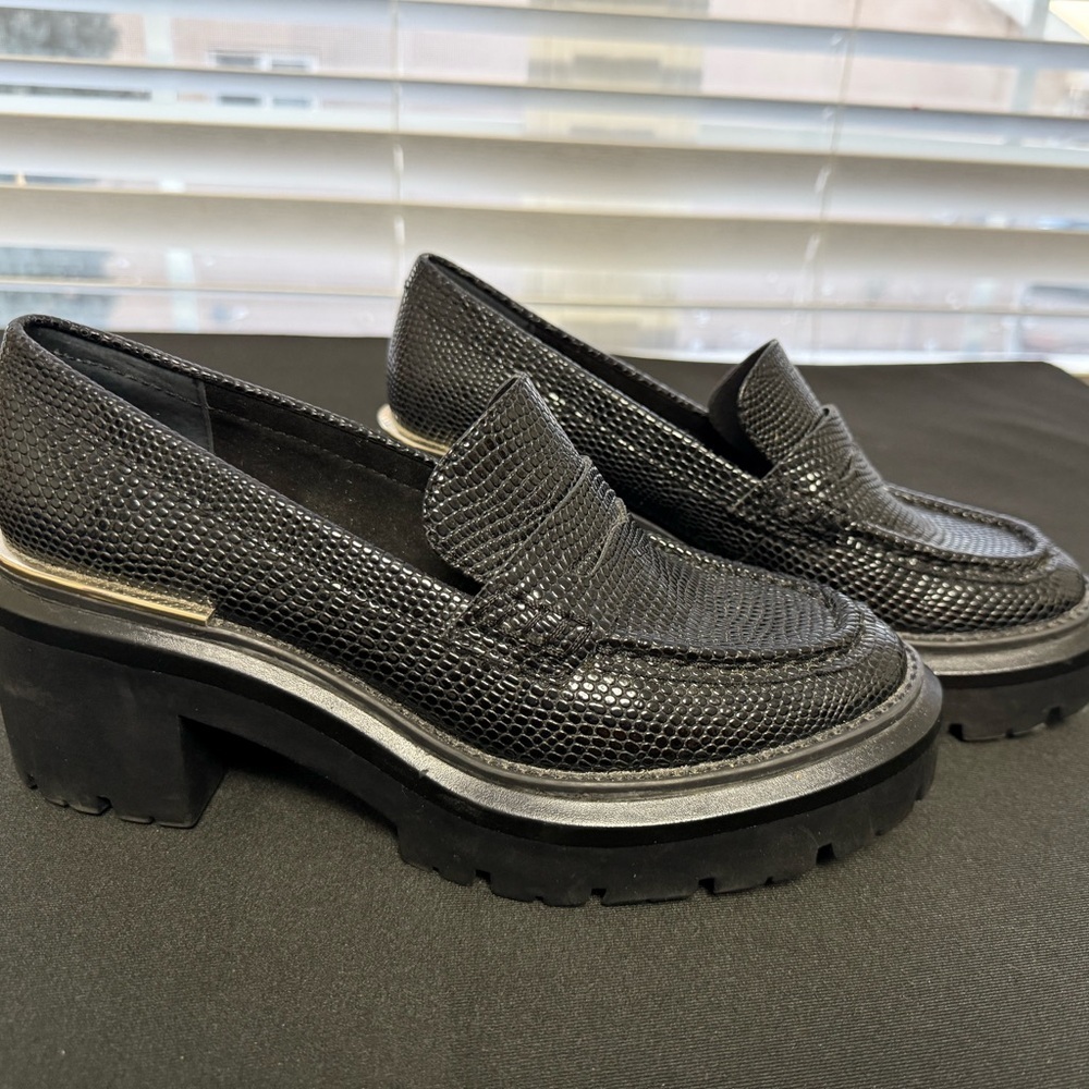 Black Textured platform Women's Loafers (don’t know size assuming 6 or 6 /2)